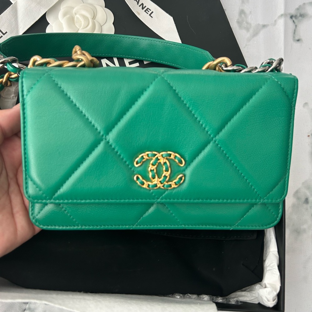 Chanel 19 Wallet on Chain